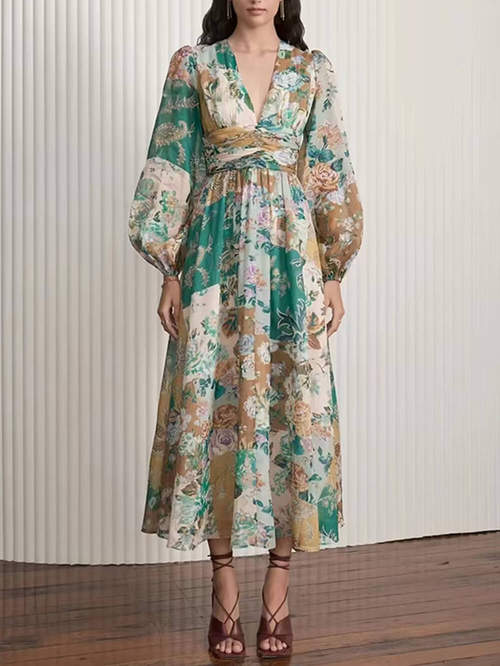 Handbemaltes, bedrucktes Midikleid mit V-Ausschnitt und Taillendetail