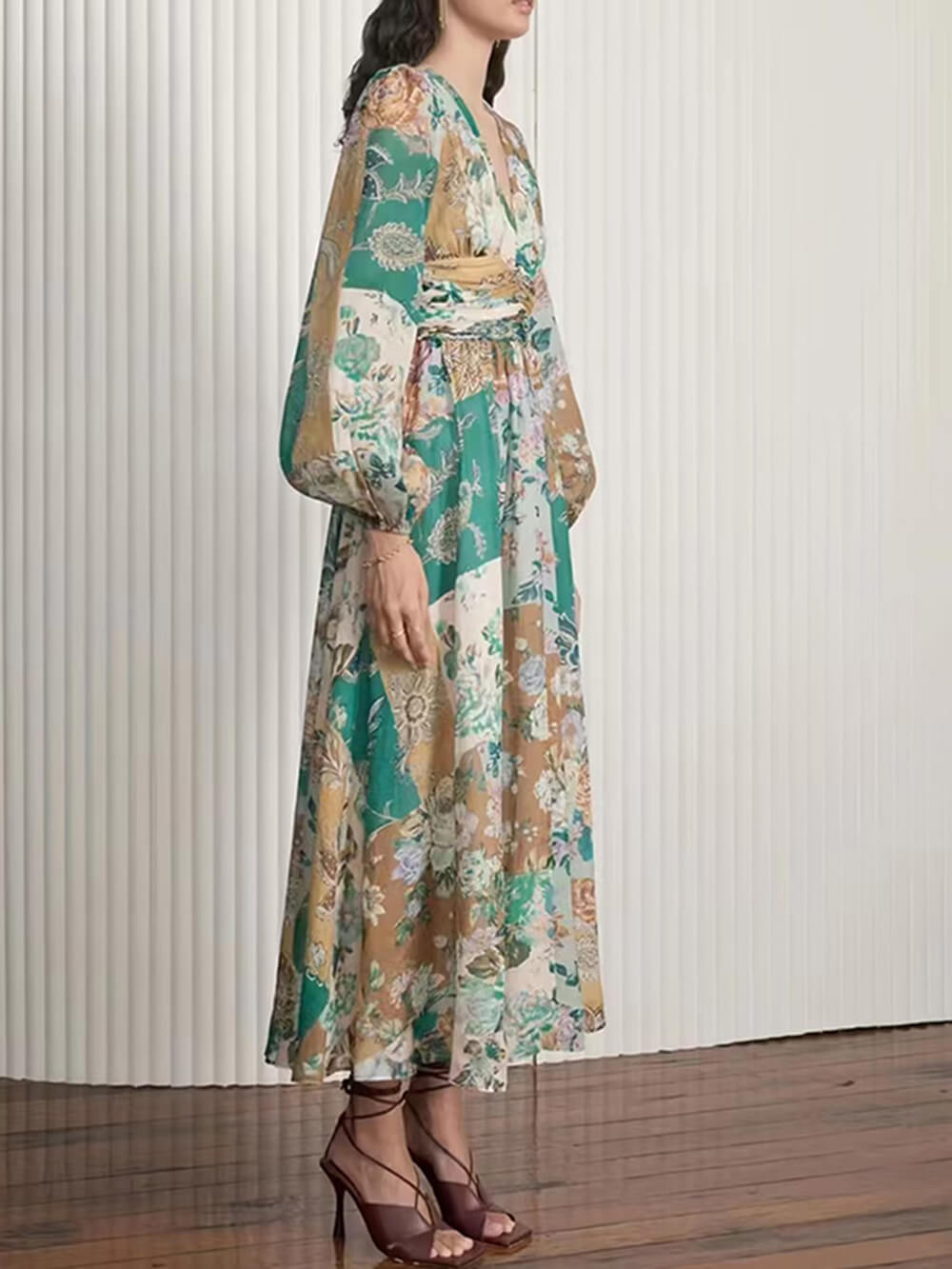 Handbemaltes, bedrucktes Midikleid mit V-Ausschnitt und Taillendetail