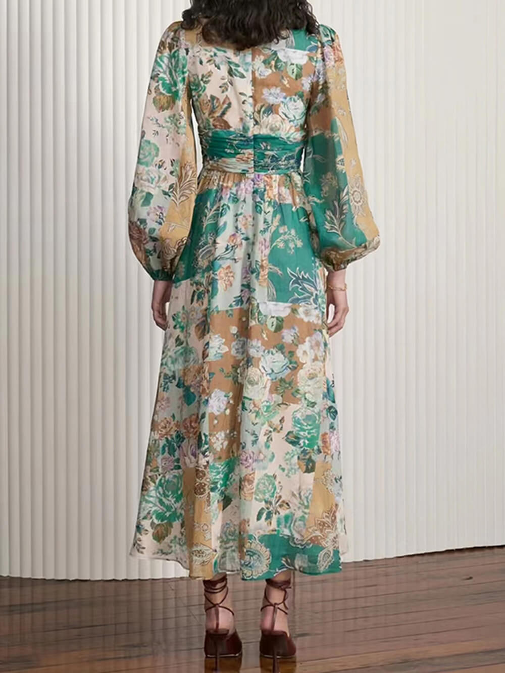 Handbemaltes, bedrucktes Midikleid mit V-Ausschnitt und Taillendetail