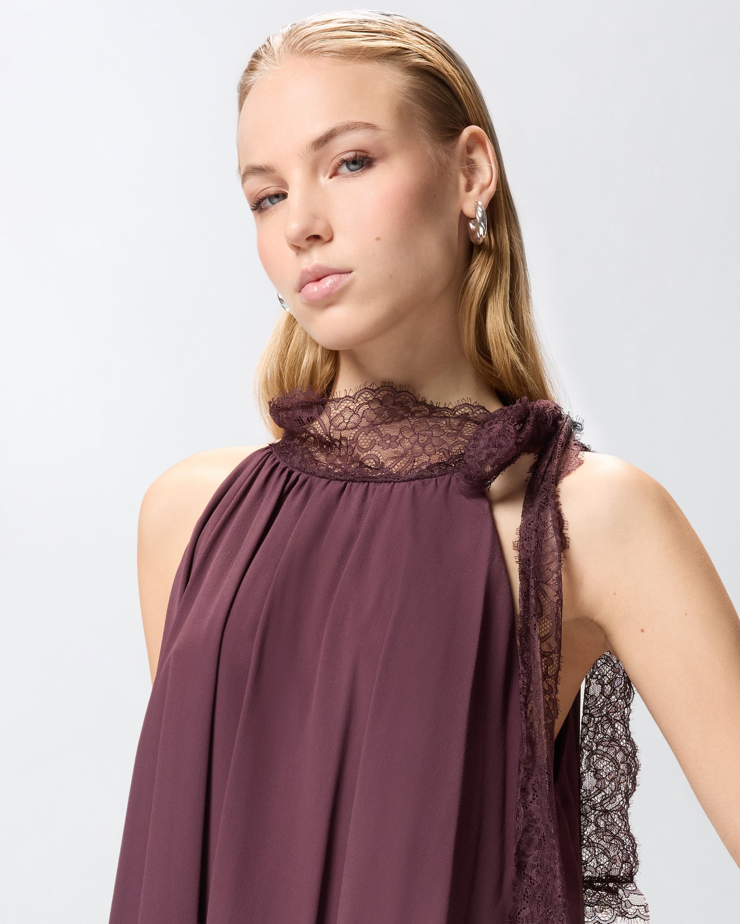 Dress in crêpe de Chine with lace inserts