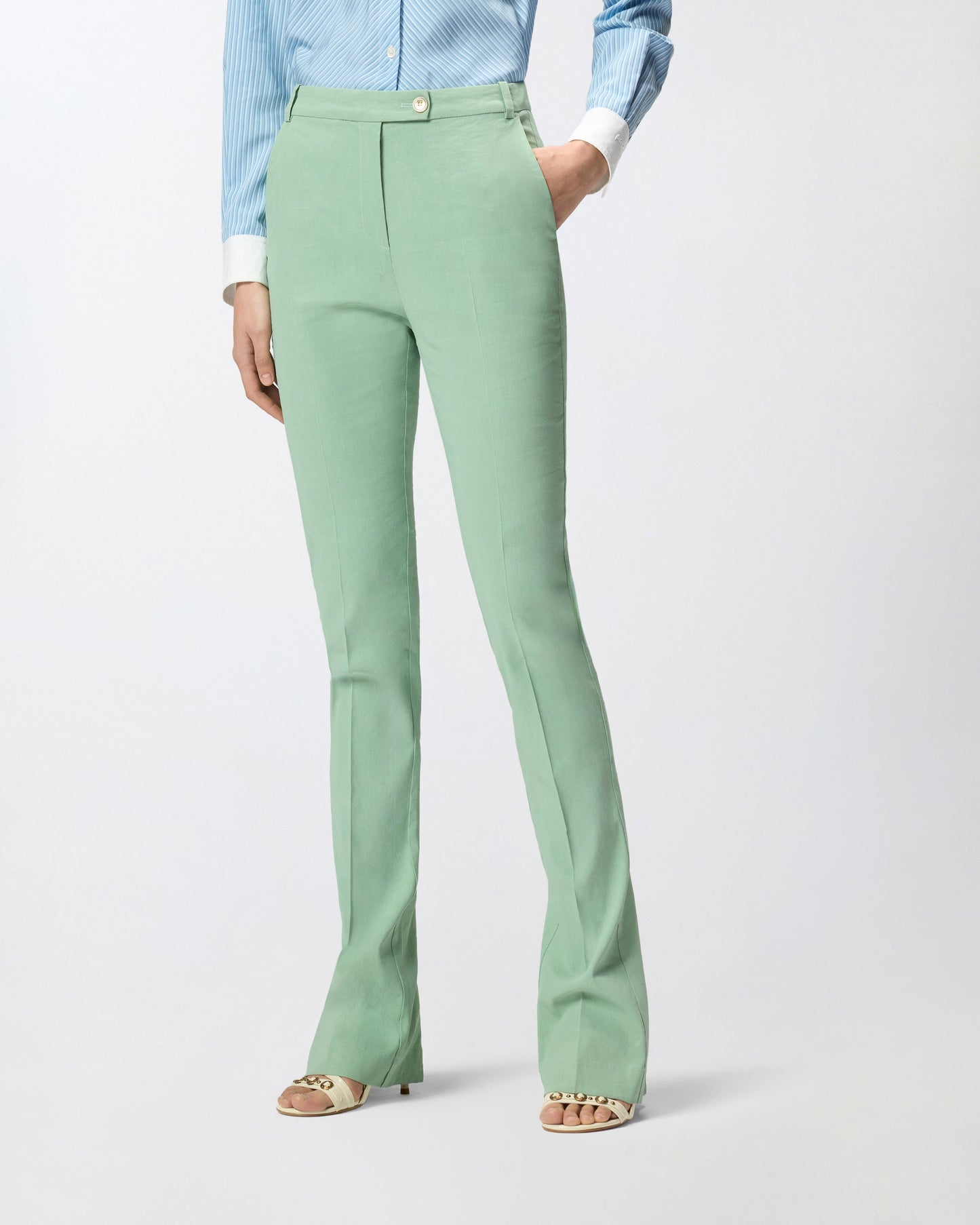 Trousers in linen blend with pressed pleat