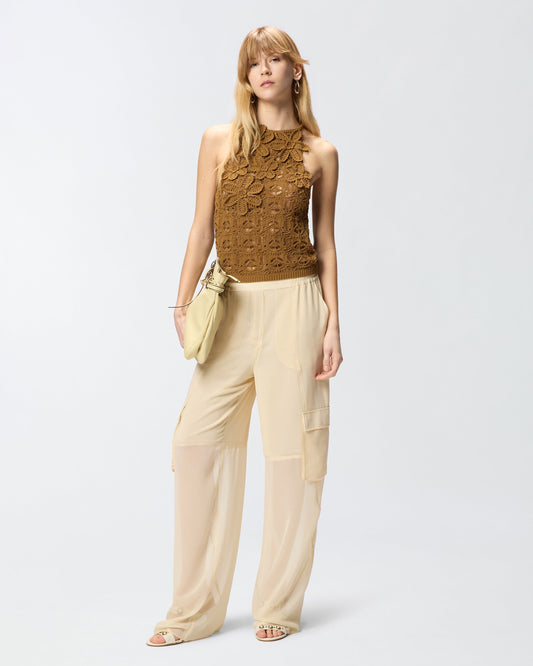 Lightweight trousers with cargo pockets