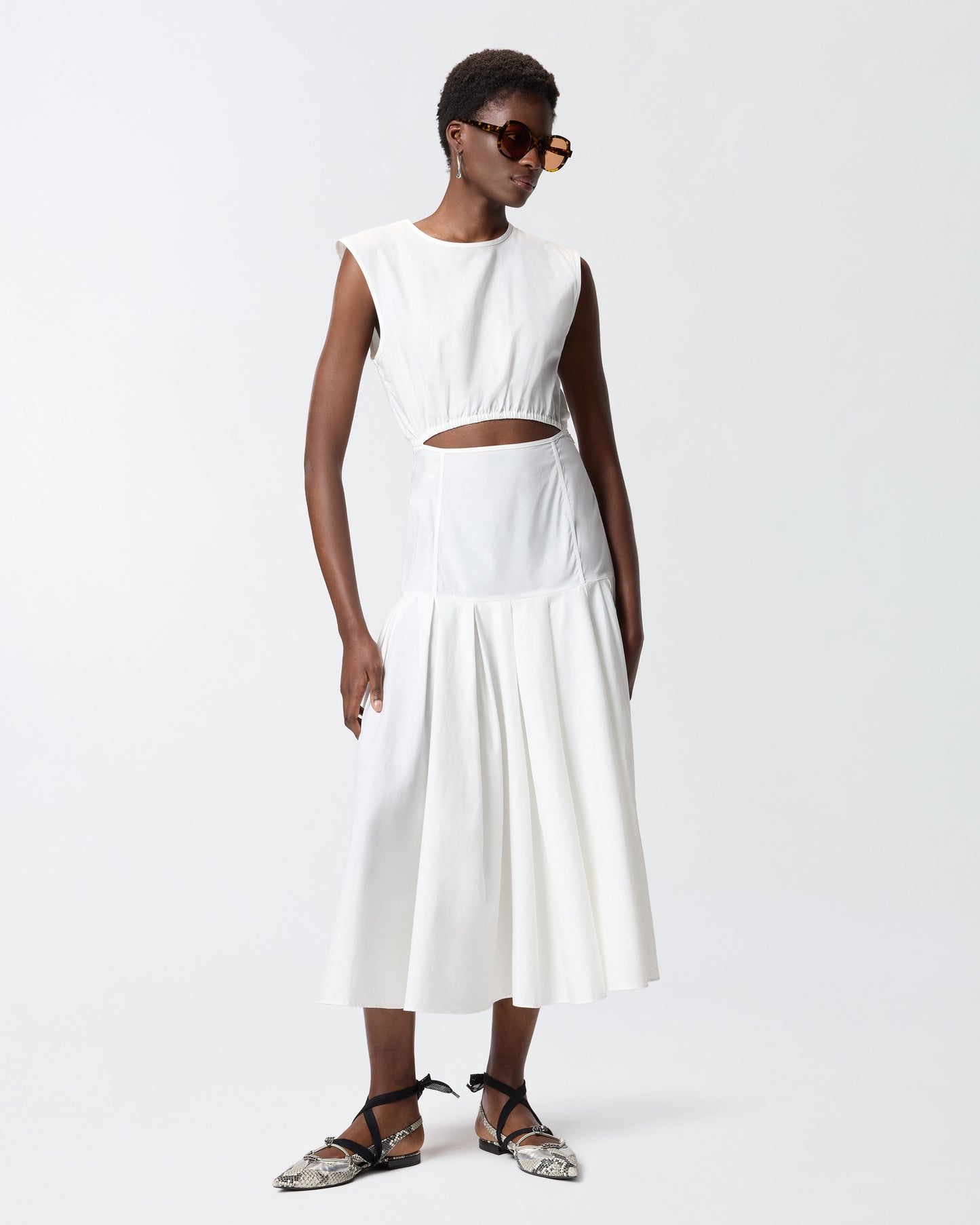 Sleeveless midi dress with pleats and cut-out
