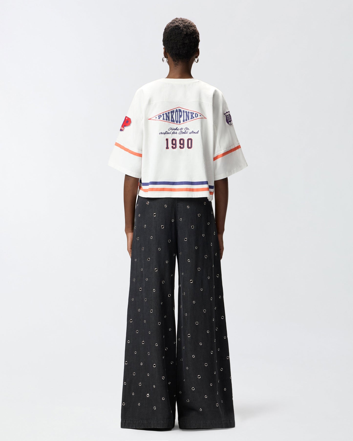 Cropped T-shirt with V-neck and branded patches