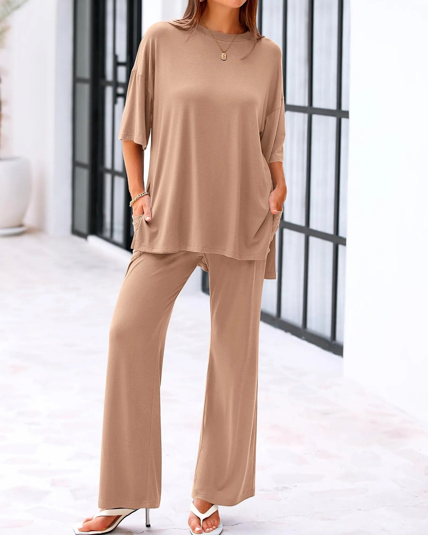 Lässiges zweiteiliges Set aus locker sitzendem Kurzarm-Top und weiter Hose mit Taschen