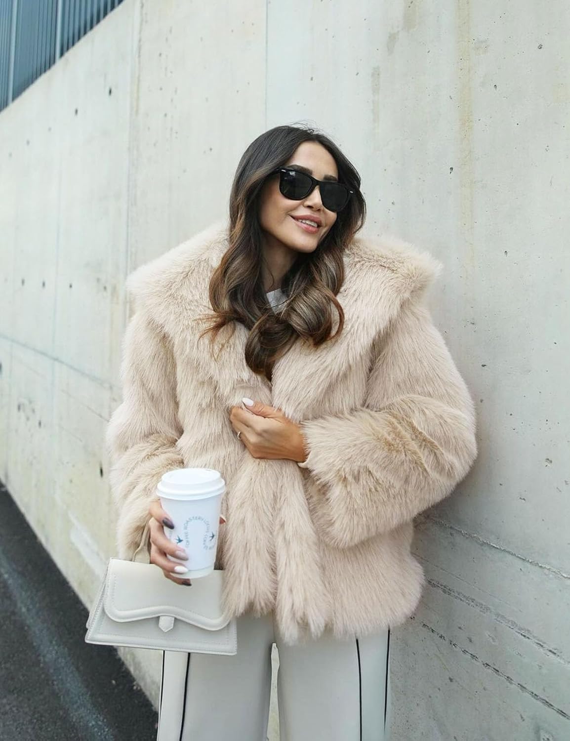 Flygo Damen Kunstpelzmantel Flauschige Kunstpelzjacke Langarm Revers Pelzige Winterjacken Zotteliger Parka Kurzer Mantel