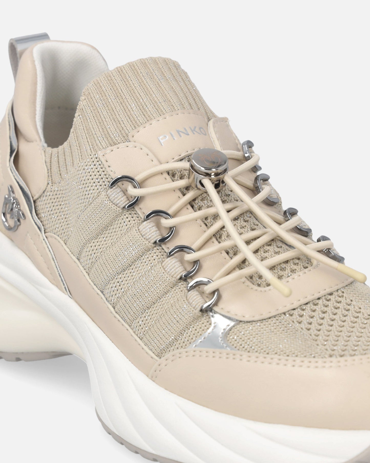 Knitted sneakers with laces and cord lock