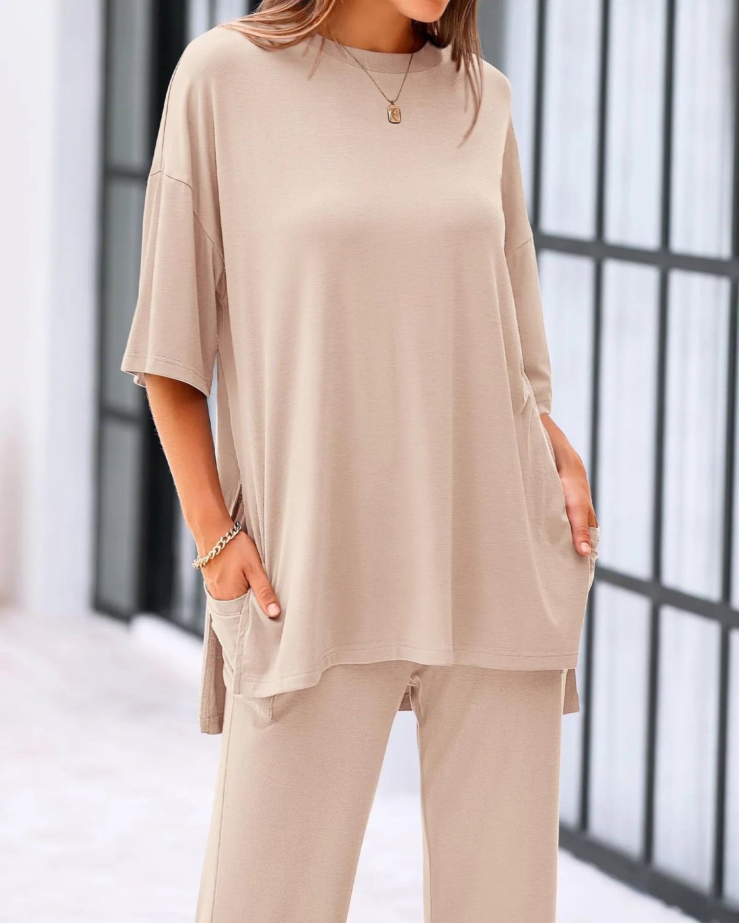 Lässiges zweiteiliges Set aus locker sitzendem Kurzarm-Top und weiter Hose mit Taschen